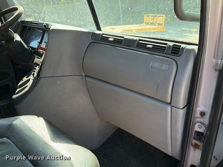image for item FM6527 2005 Freightliner Columbia semi truck