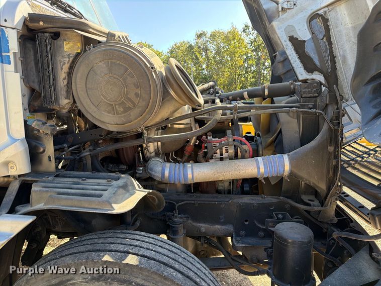 image for item FM6527 2005 Freightliner Columbia semi truck