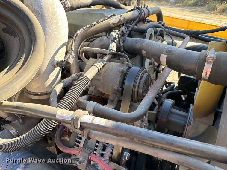 image for item FM6527 2005 Freightliner Columbia semi truck