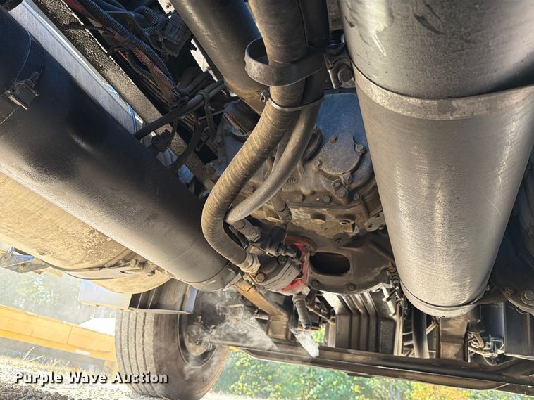 image for item FM6527 2005 Freightliner Columbia semi truck