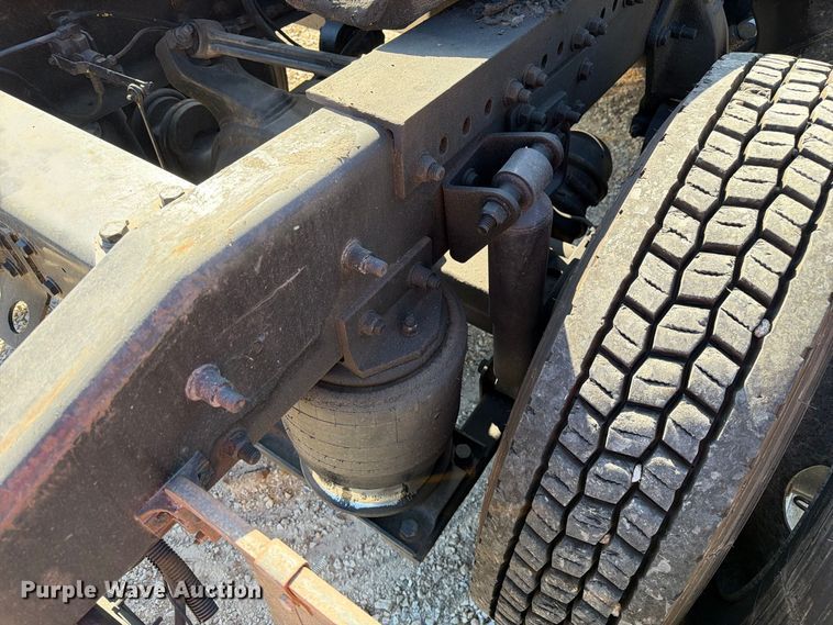 image for item FM6527 2005 Freightliner Columbia semi truck