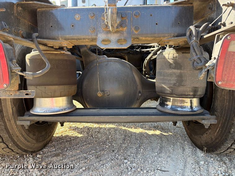 image for item FM6527 2005 Freightliner Columbia semi truck
