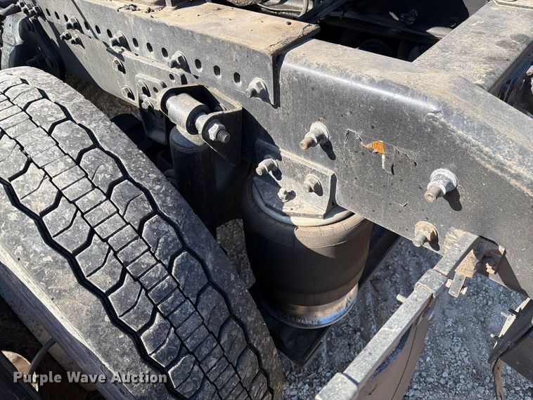 image for item FM6527 2005 Freightliner Columbia semi truck