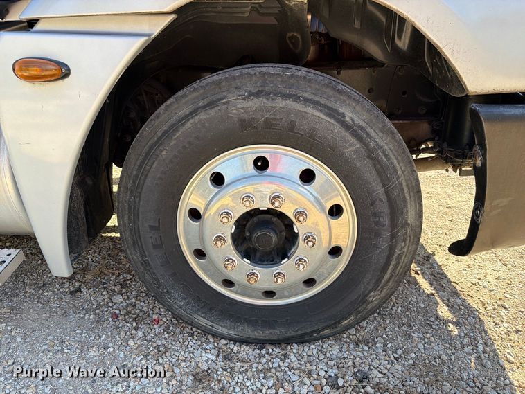 image for item FM6527 2005 Freightliner Columbia semi truck