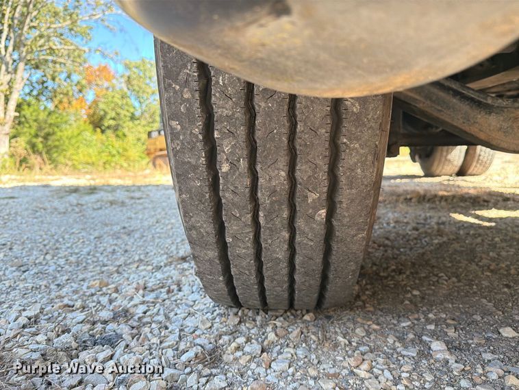 image for item FM6527 2005 Freightliner Columbia semi truck