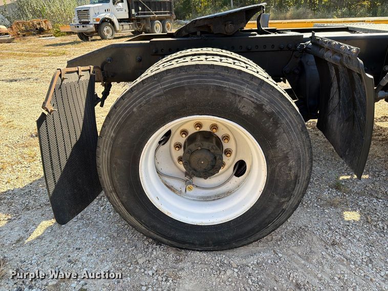 image for item FM6527 2005 Freightliner Columbia semi truck