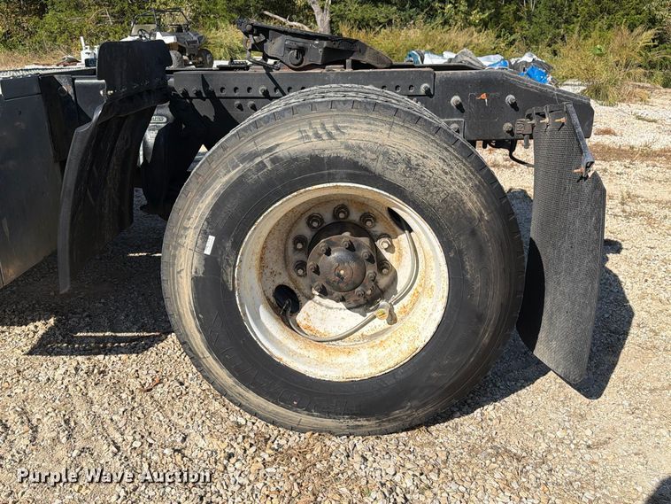 image for item FM6527 2005 Freightliner Columbia semi truck