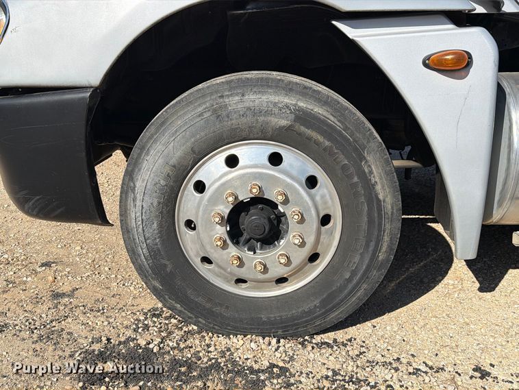 image for item FM6527 2005 Freightliner Columbia semi truck