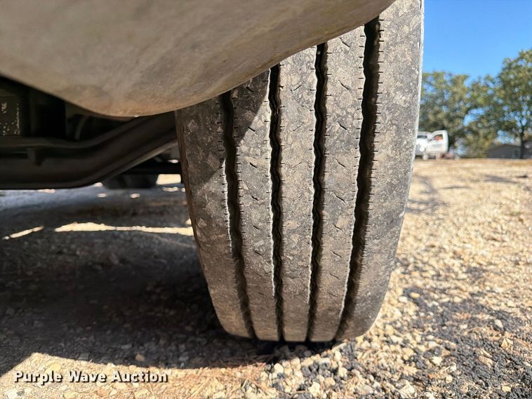 image for item FM6527 2005 Freightliner Columbia semi truck
