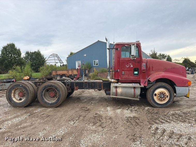 image for item FM6541 1993 International 9400 semi truck