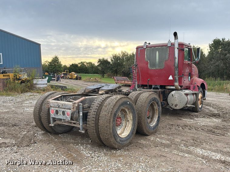 image for item FM6541 1993 International 9400 semi truck