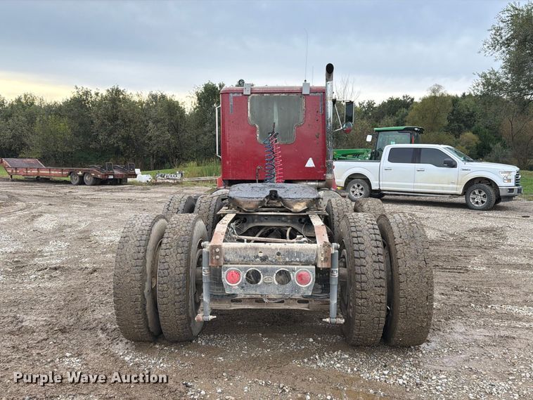 image for item FM6541 1993 International 9400 semi truck