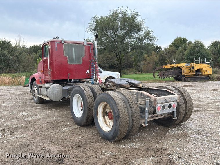 image for item FM6541 1993 International 9400 semi truck