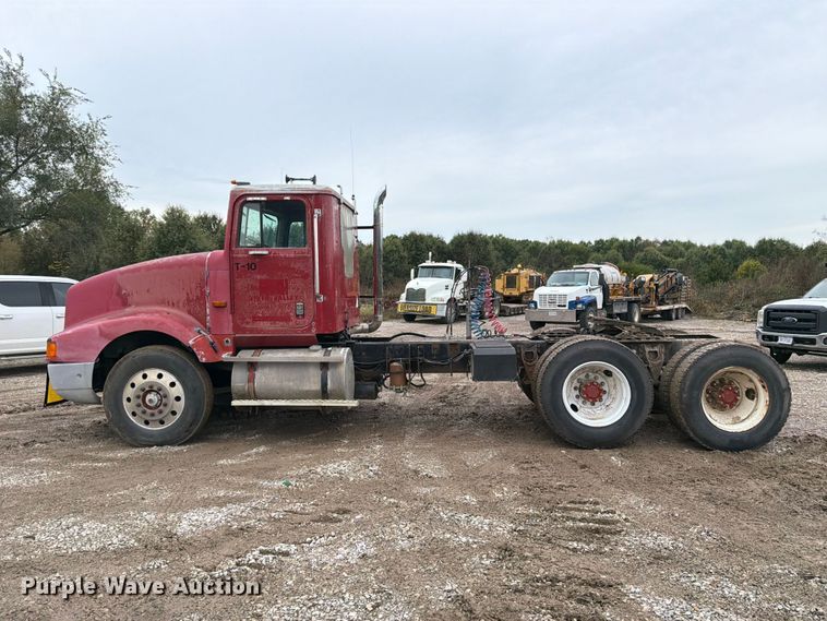 image for item FM6541 1993 International 9400 semi truck