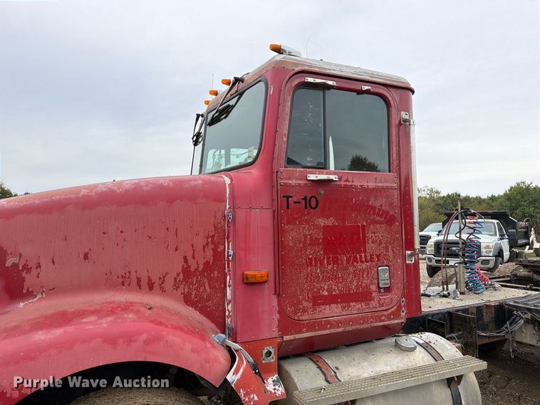 image for item FM6541 1993 International 9400 semi truck
