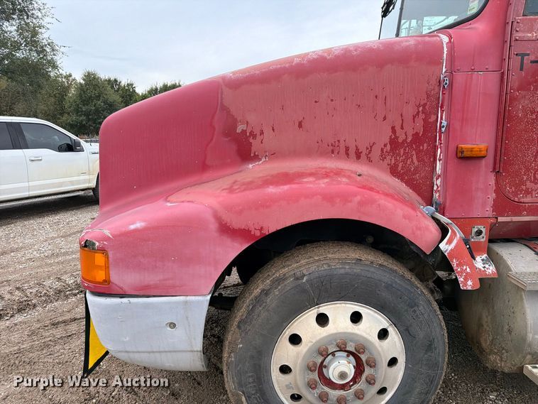 image for item FM6541 1993 International 9400 semi truck