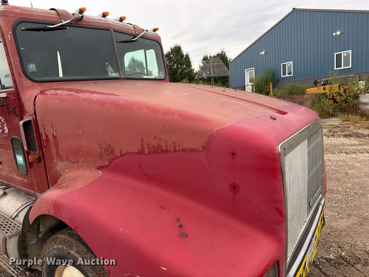 image for item FM6541 1993 International 9400 semi truck