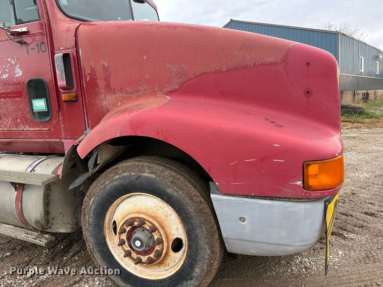 image for item FM6541 1993 International 9400 semi truck