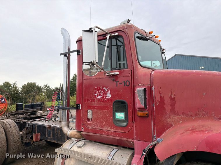 image for item FM6541 1993 International 9400 semi truck