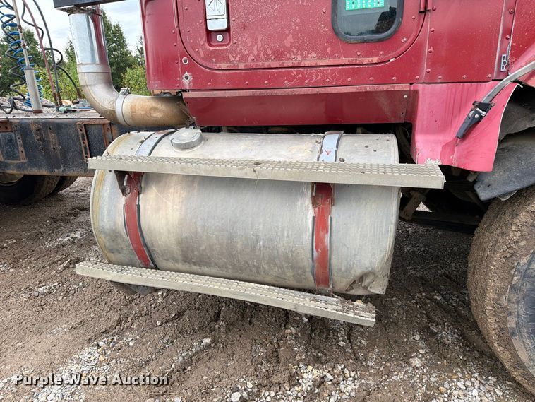 image for item FM6541 1993 International 9400 semi truck