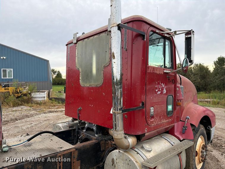 image for item FM6541 1993 International 9400 semi truck