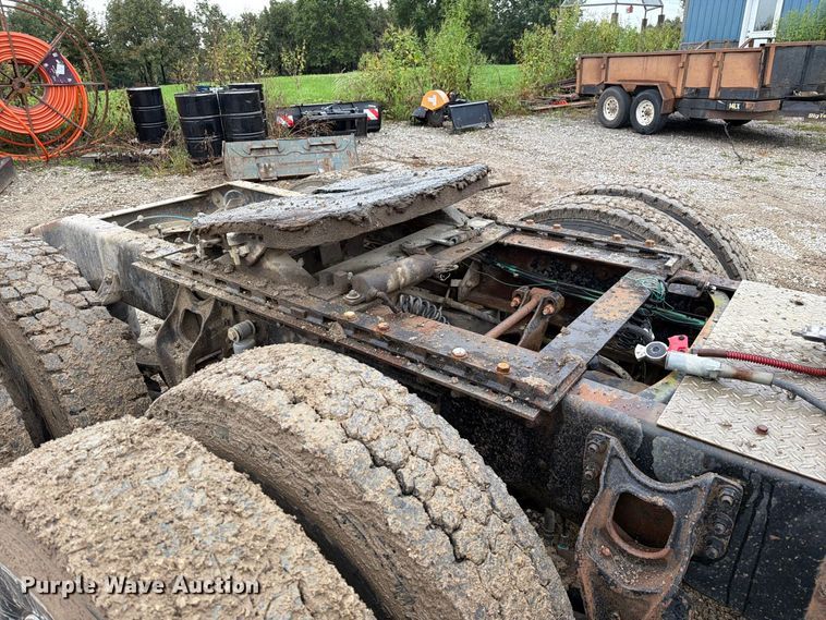 image for item FM6541 1993 International 9400 semi truck