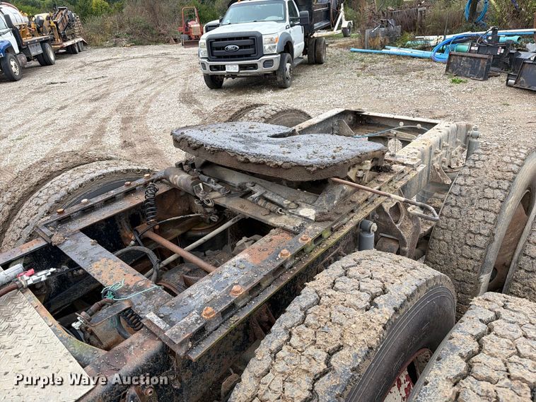 image for item FM6541 1993 International 9400 semi truck