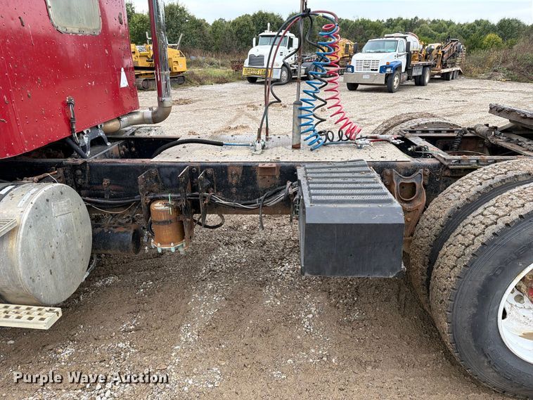 image for item FM6541 1993 International 9400 semi truck