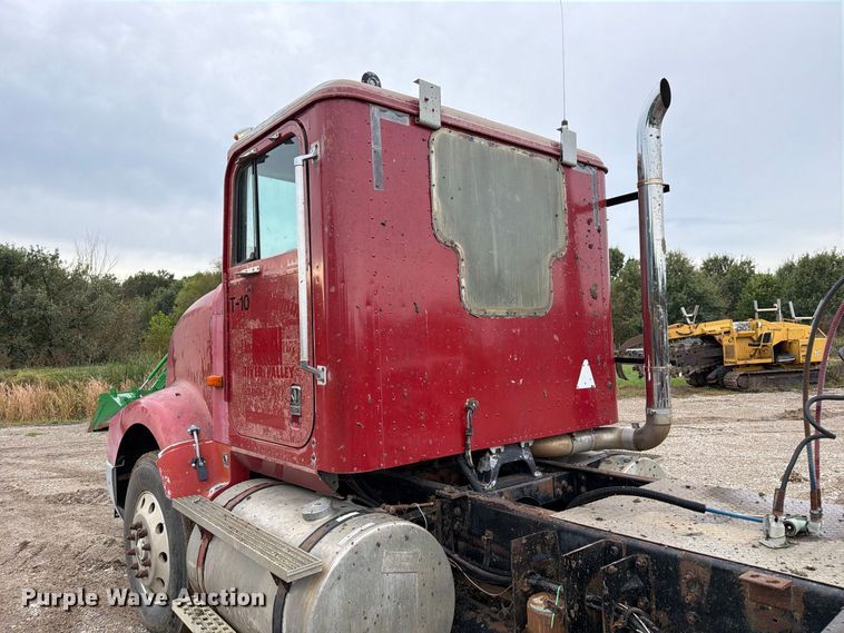 image for item FM6541 1993 International 9400 semi truck