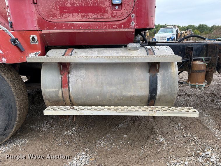 image for item FM6541 1993 International 9400 semi truck