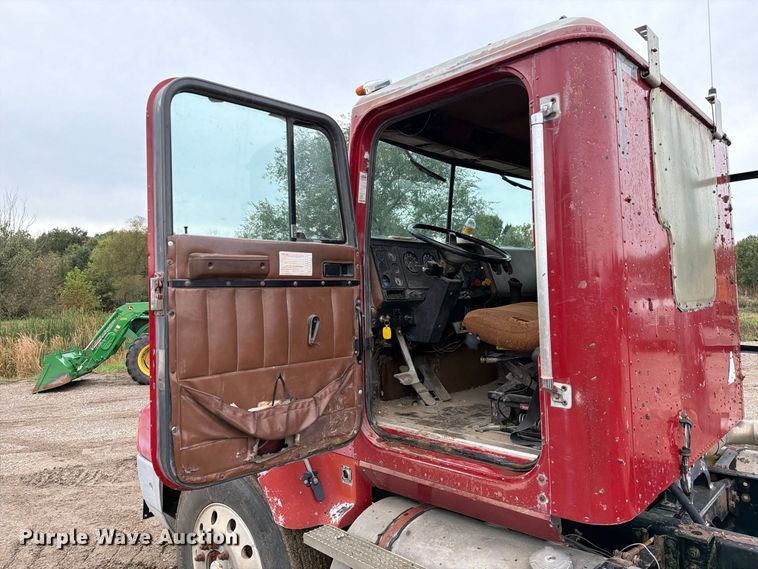 image for item FM6541 1993 International 9400 semi truck