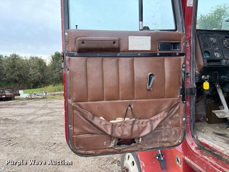 image for item FM6541 1993 International 9400 semi truck