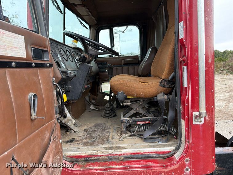 image for item FM6541 1993 International 9400 semi truck