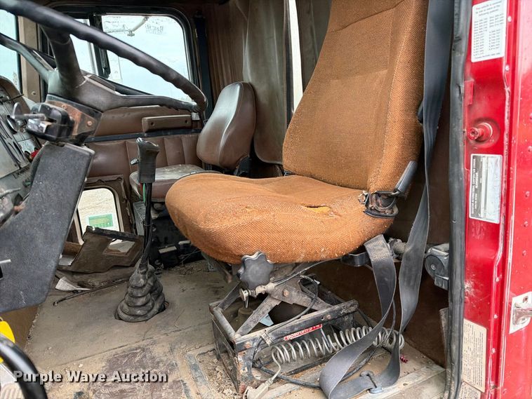 image for item FM6541 1993 International 9400 semi truck