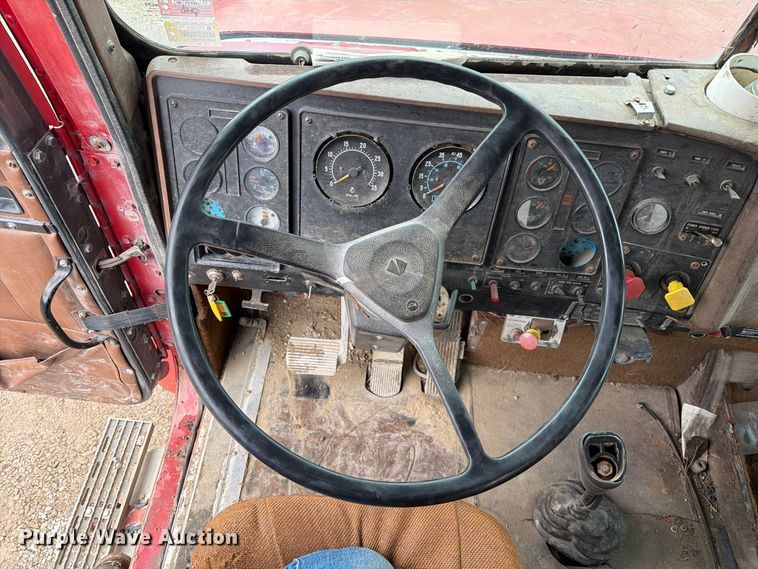 image for item FM6541 1993 International 9400 semi truck