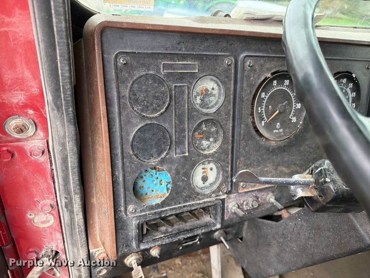 image for item FM6541 1993 International 9400 semi truck
