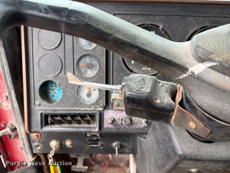 image for item FM6541 1993 International 9400 semi truck