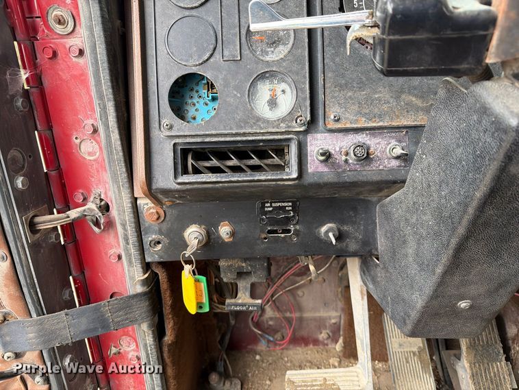 image for item FM6541 1993 International 9400 semi truck