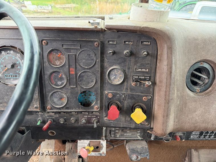 image for item FM6541 1993 International 9400 semi truck