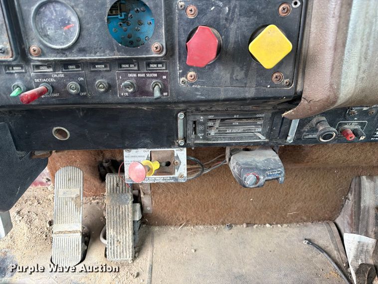 image for item FM6541 1993 International 9400 semi truck