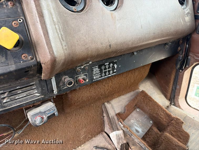 image for item FM6541 1993 International 9400 semi truck