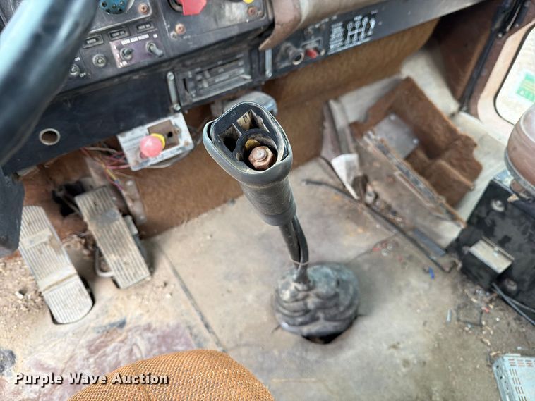 image for item FM6541 1993 International 9400 semi truck