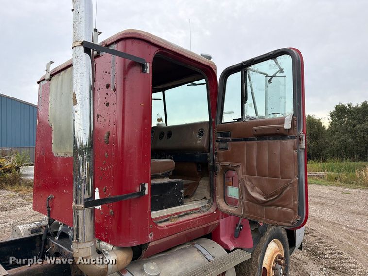 image for item FM6541 1993 International 9400 semi truck