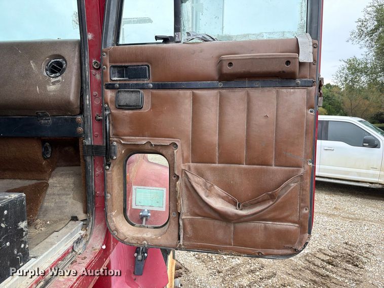 image for item FM6541 1993 International 9400 semi truck