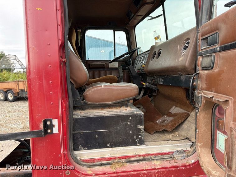 image for item FM6541 1993 International 9400 semi truck