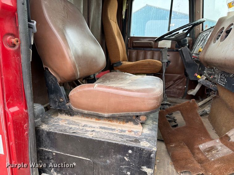 image for item FM6541 1993 International 9400 semi truck