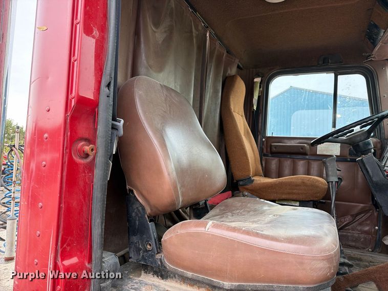 image for item FM6541 1993 International 9400 semi truck