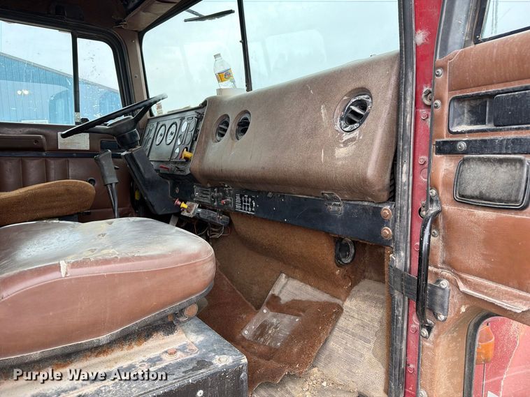 image for item FM6541 1993 International 9400 semi truck