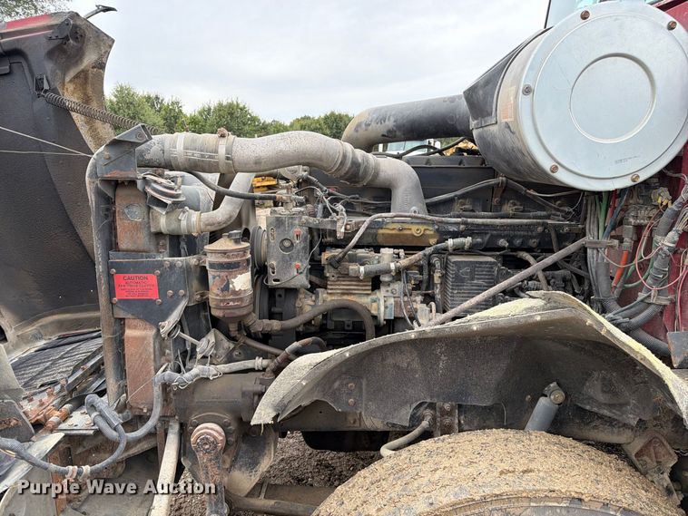 image for item FM6541 1993 International 9400 semi truck