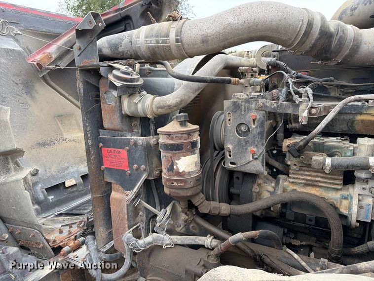 image for item FM6541 1993 International 9400 semi truck